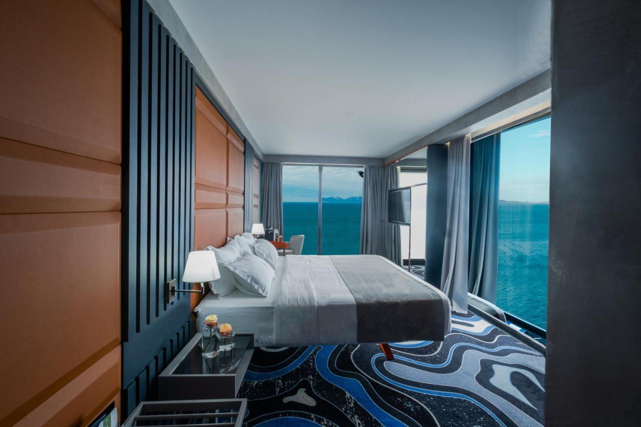 Maritim Resort Marina Bay Vlorë Exterior foto A bedroom in a Sky Suite