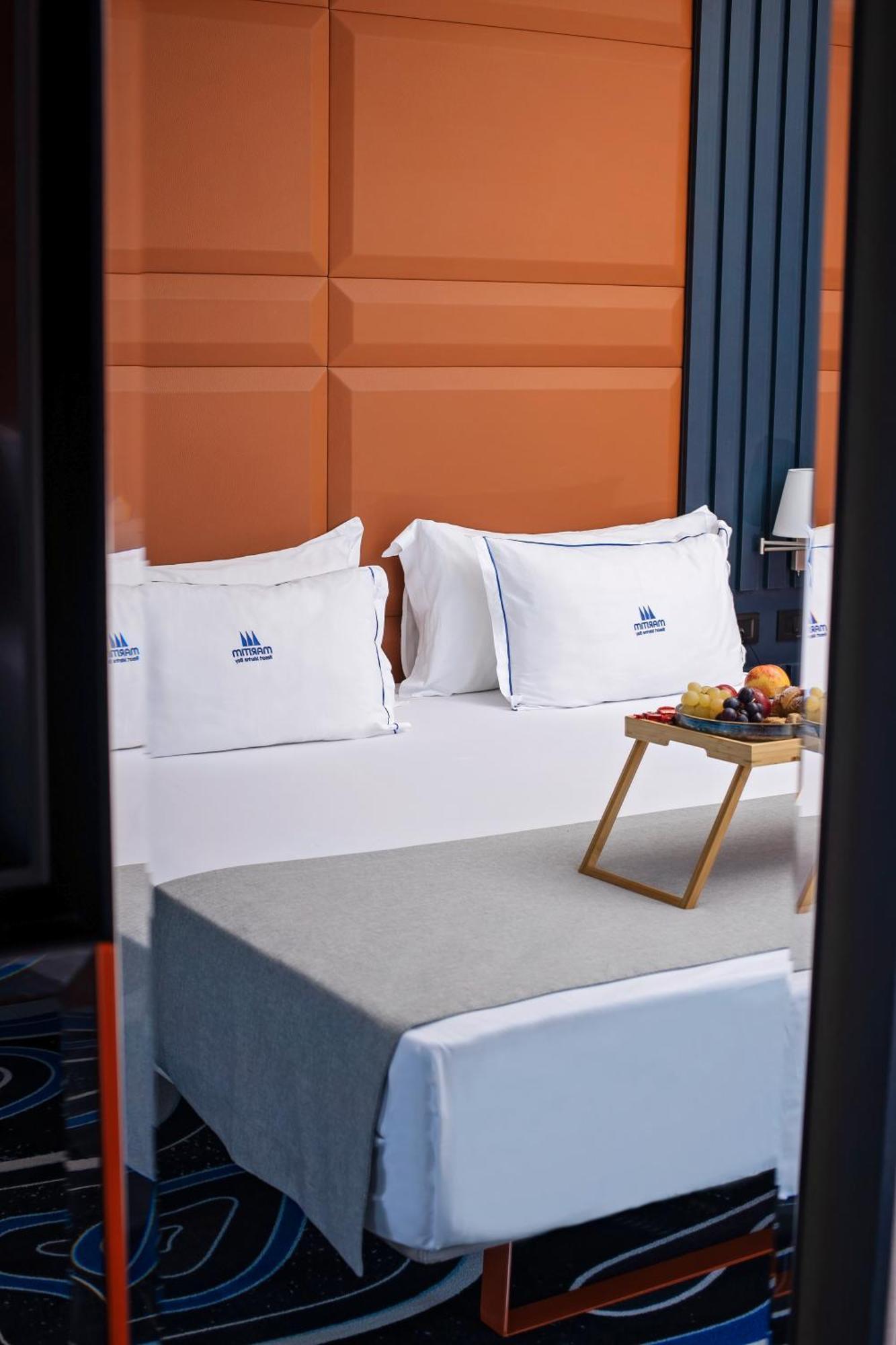 Maritim Resort Marina Bay Vlorë Exterior foto A room at the hotel