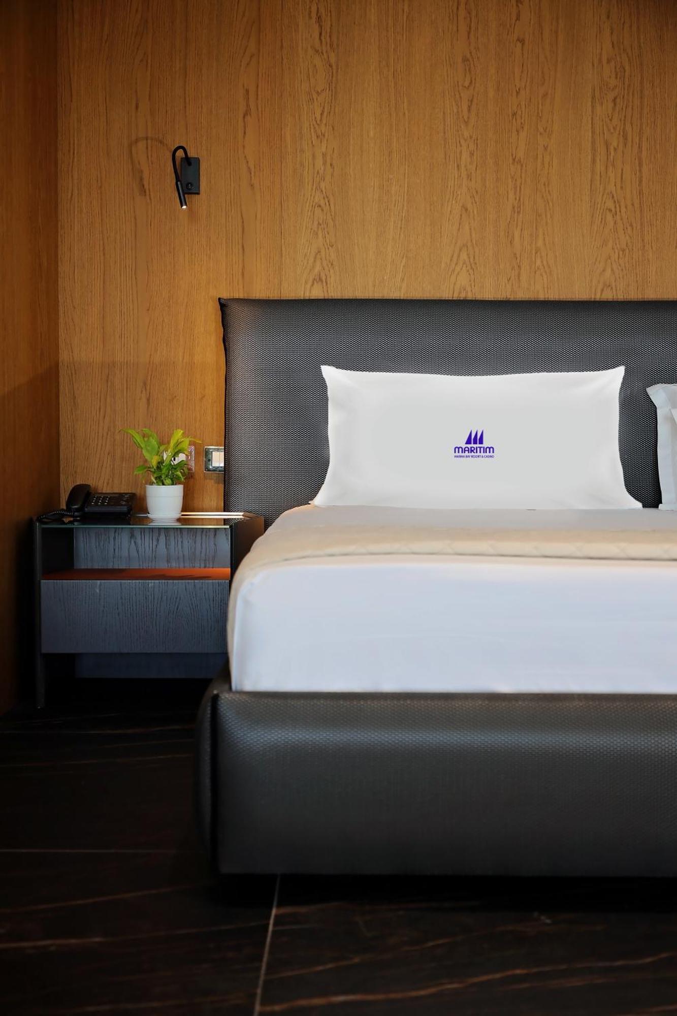Maritim Resort Marina Bay Vlorë Exterior foto A pillow with the Maxim logo
