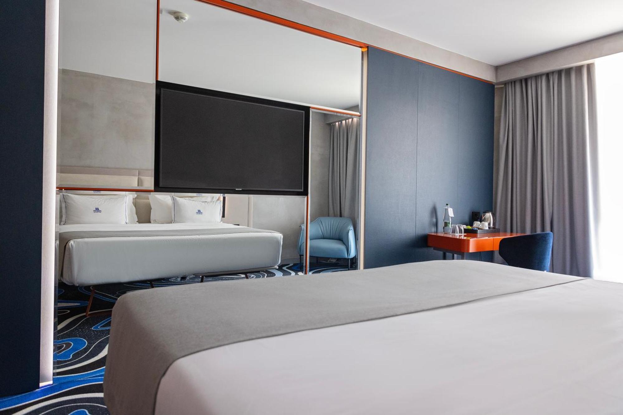 Maritim Resort Marina Bay Vlorë Exterior foto A room at the hotel