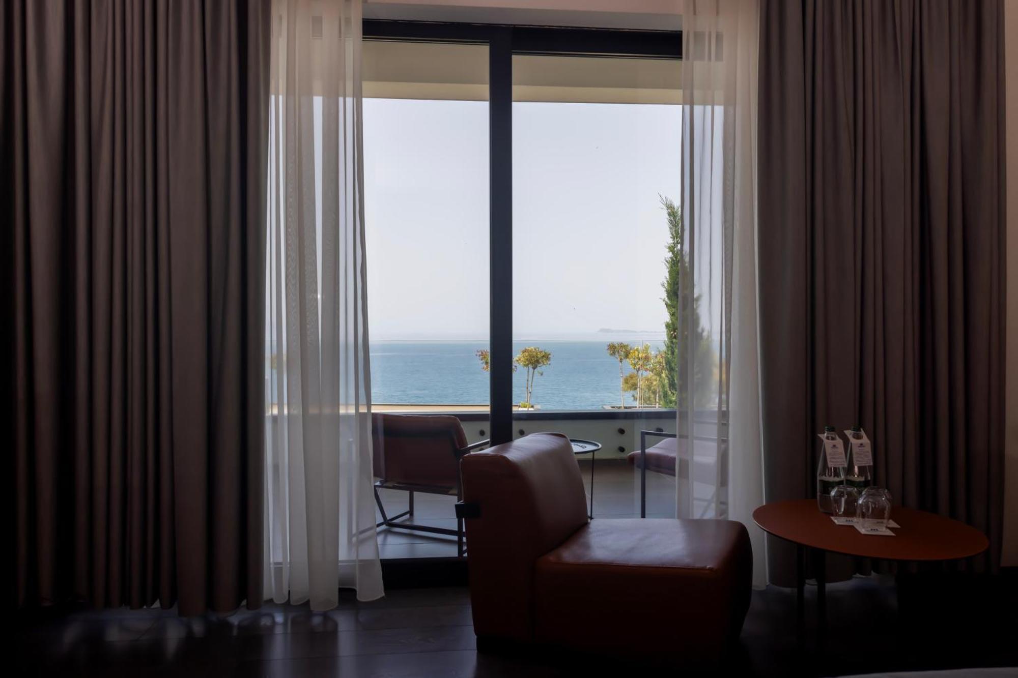 Maritim Resort Marina Bay Vlorë Exterior foto A room at the hotel