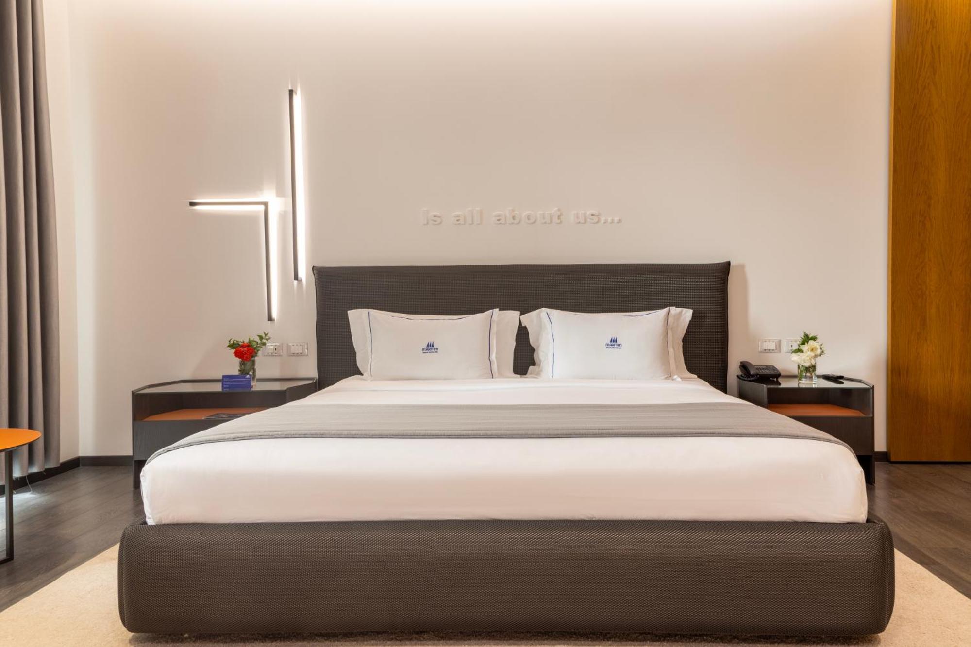 Maritim Resort Marina Bay Vlorë Exterior foto A bedroom at the hotel