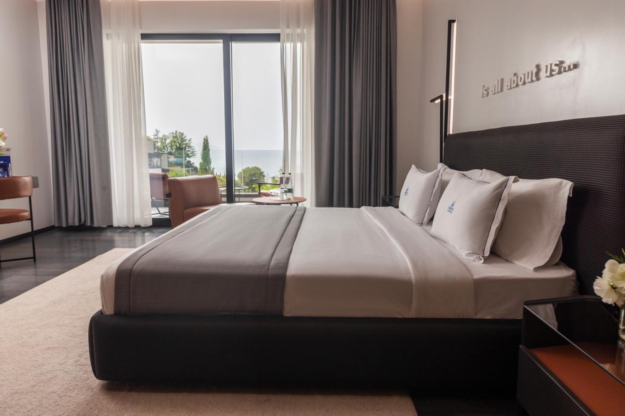Maritim Resort Marina Bay Vlorë Exterior foto A bedroom at the hotel