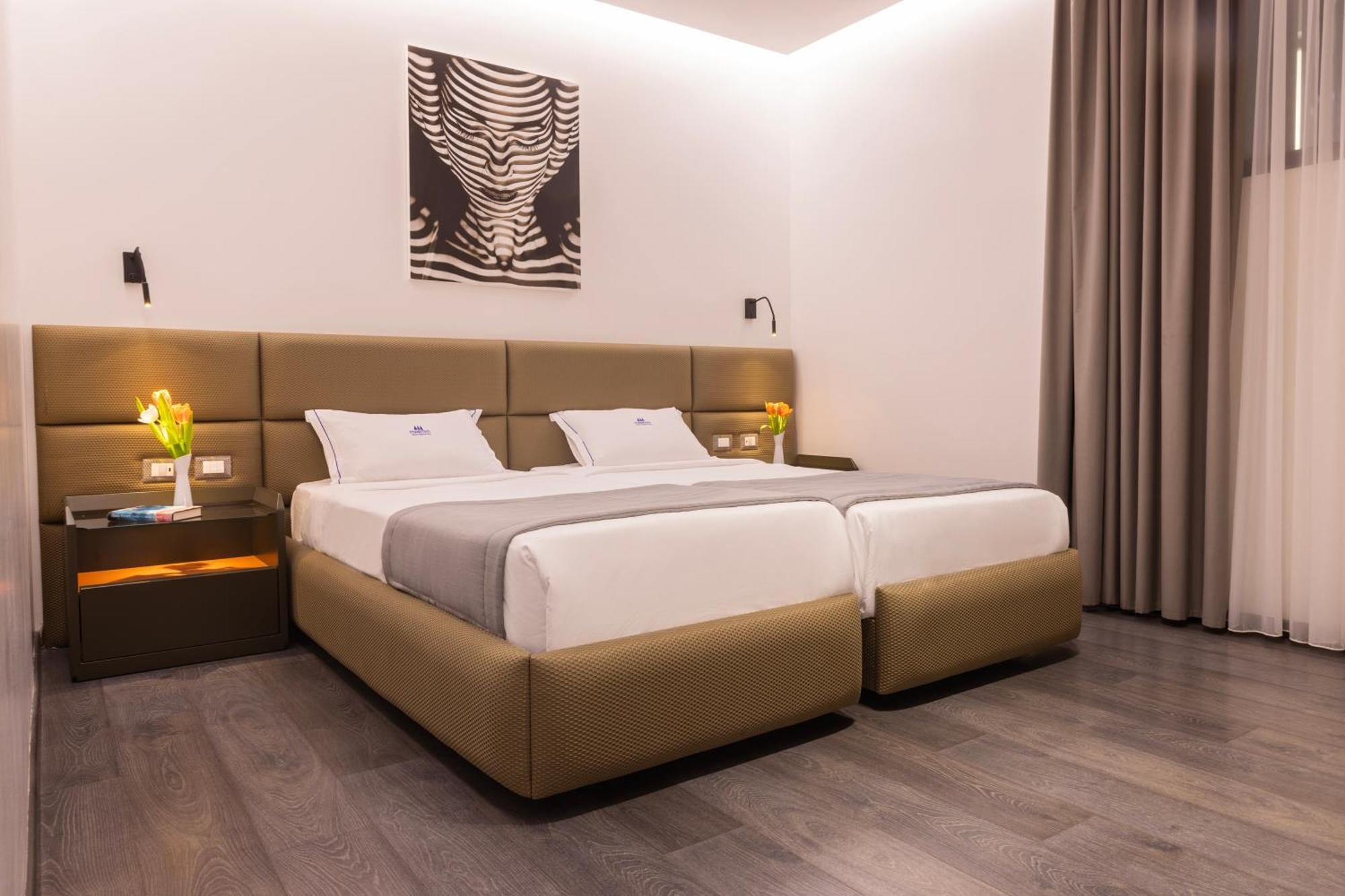 Maritim Resort Marina Bay Vlorë Exterior foto A room at the hotel