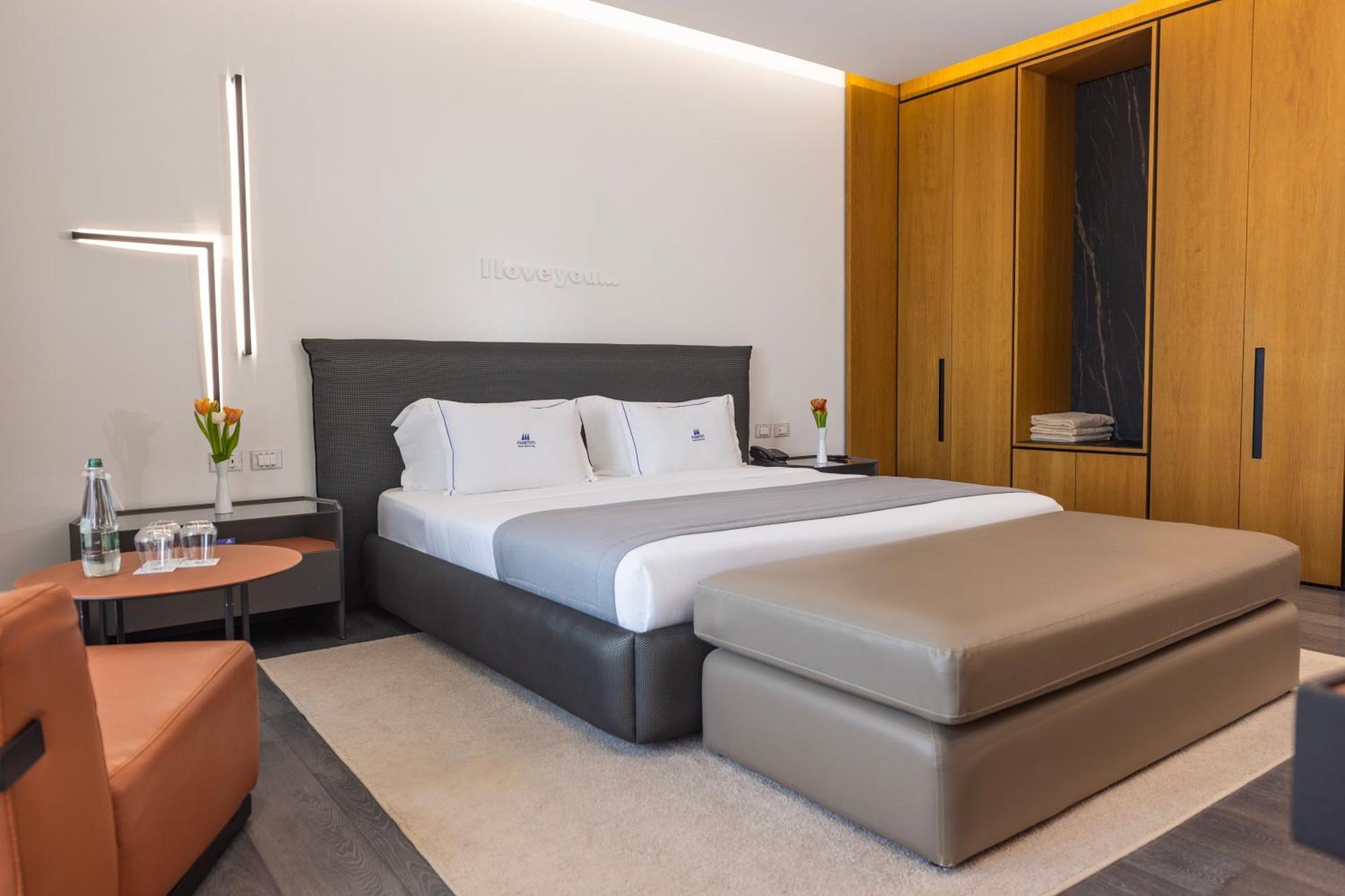 Maritim Resort Marina Bay Vlorë Exterior foto A bedroom at the hotel