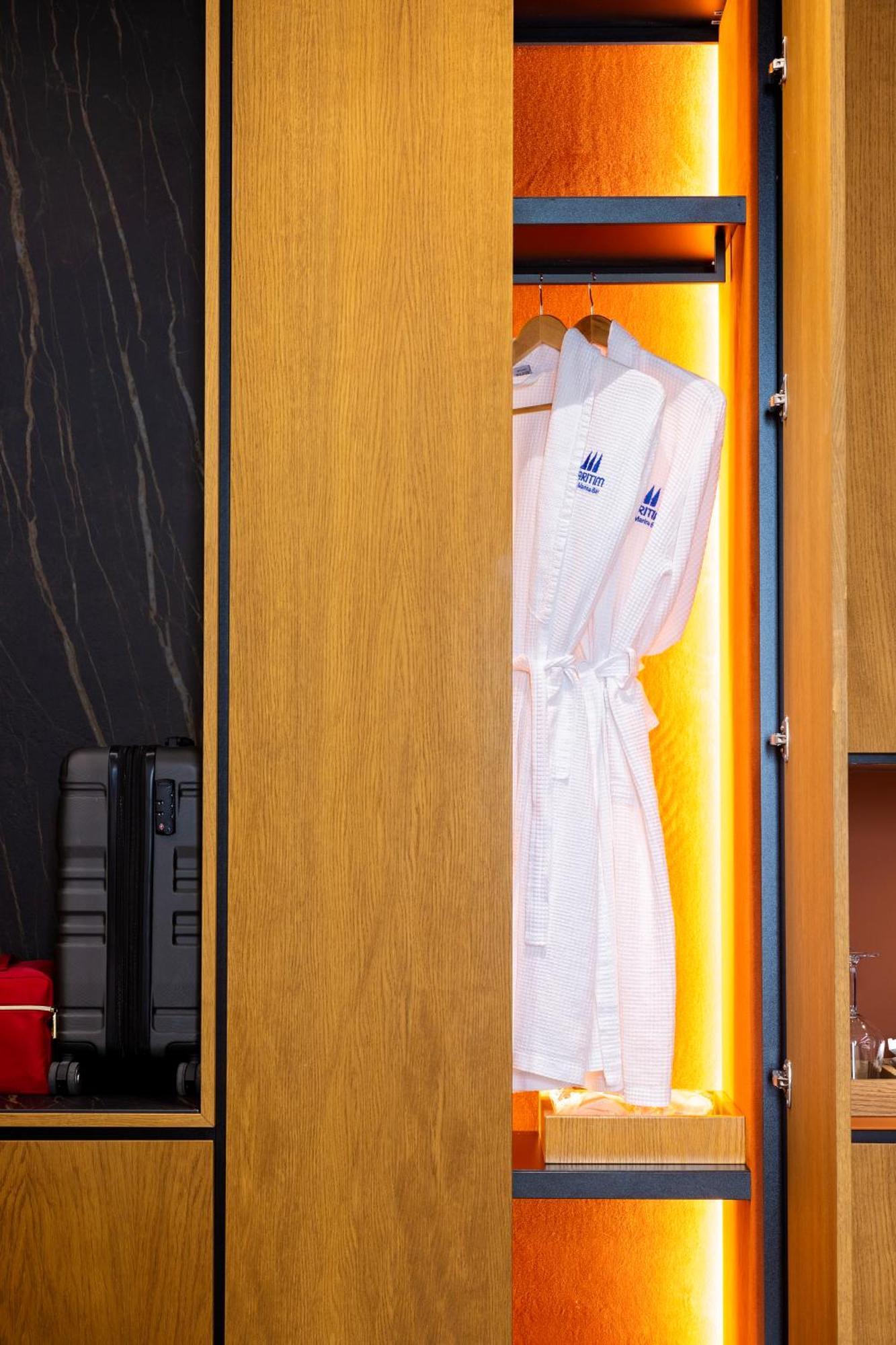 Maritim Resort Marina Bay Vlorë Exterior foto A bathrobe hanging on a door