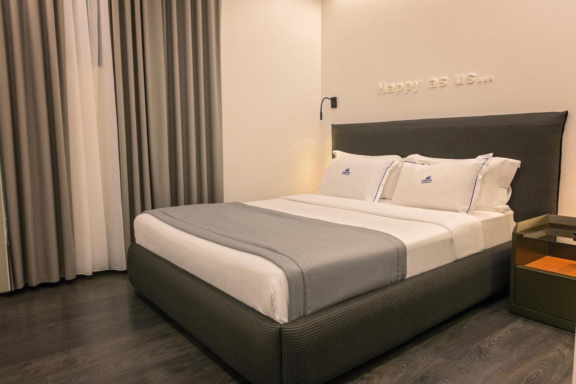 Maritim Resort Marina Bay Vlorë Exterior foto A room at the hotel