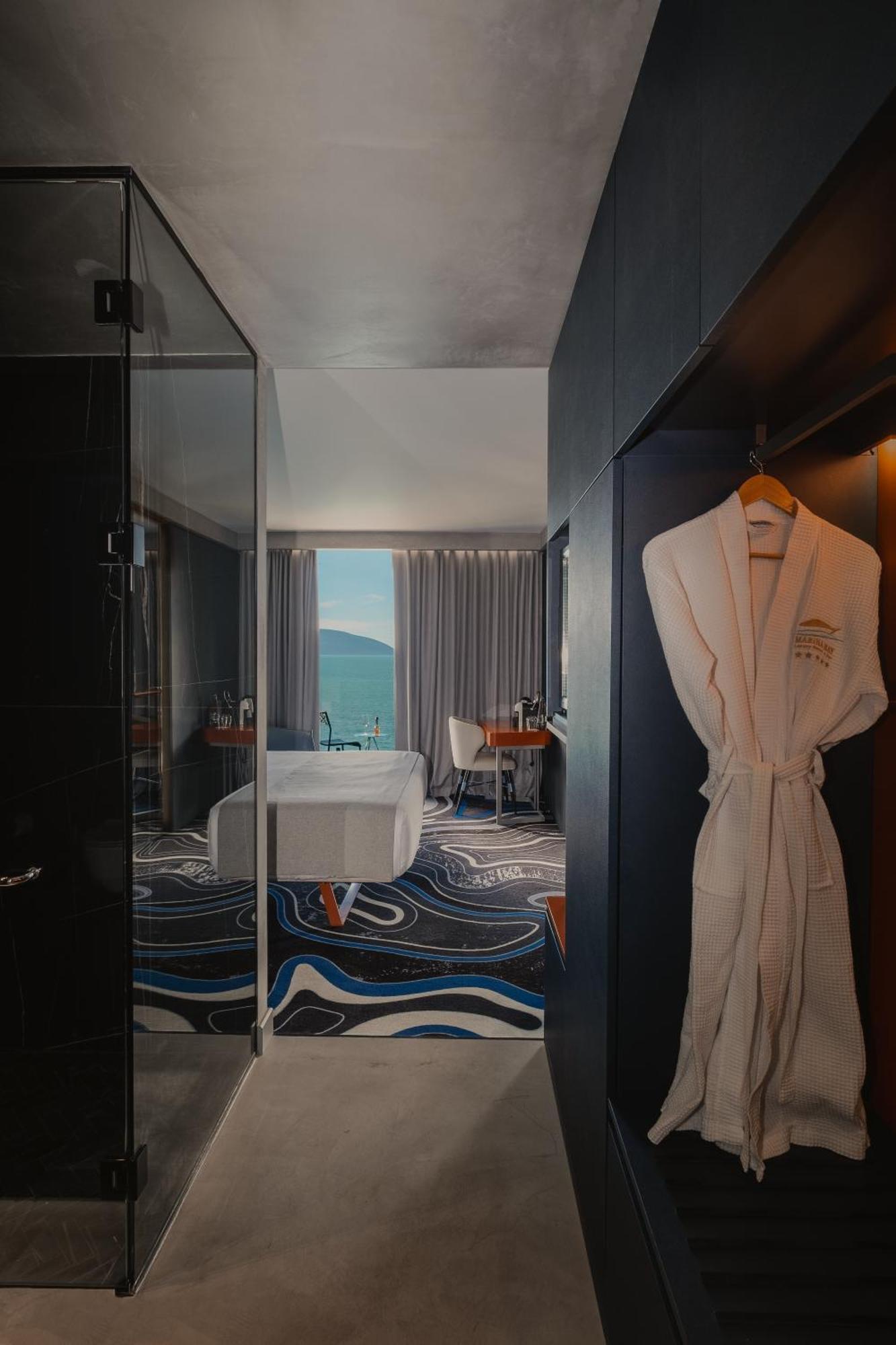Maritim Resort Marina Bay Vlorë Exterior foto A bathrobe hanging on a door