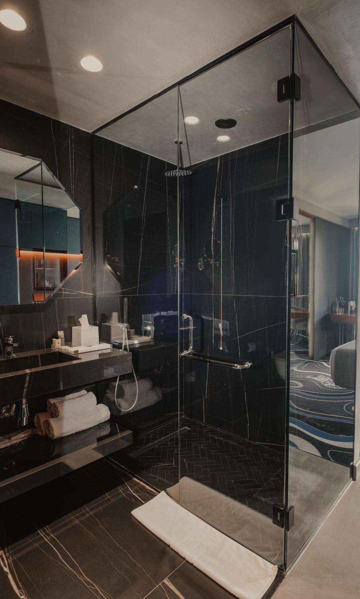 Maritim Resort Marina Bay Vlorë Exterior foto A shower enclosure