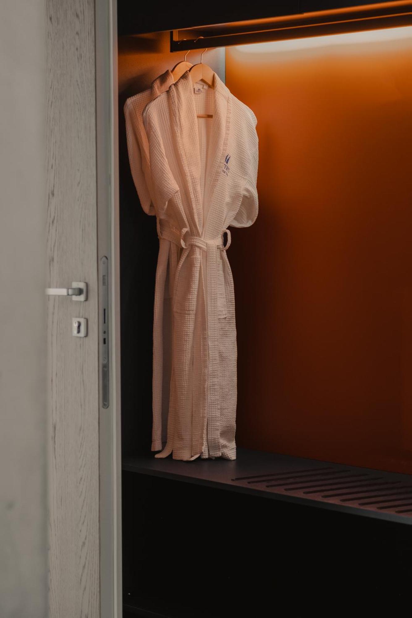 Maritim Resort Marina Bay Vlorë Exterior foto A bathrobe hanging on a door