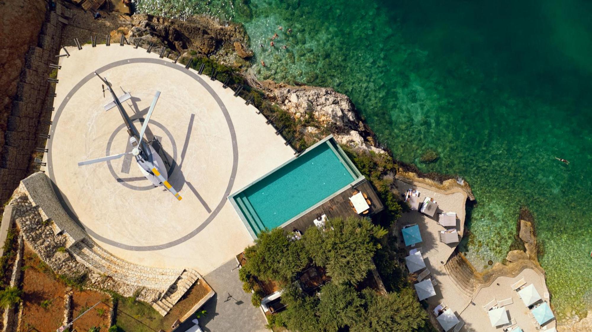 Maritim Resort Marina Bay Vlorë Exterior foto Helicopter landing pad at the hotel