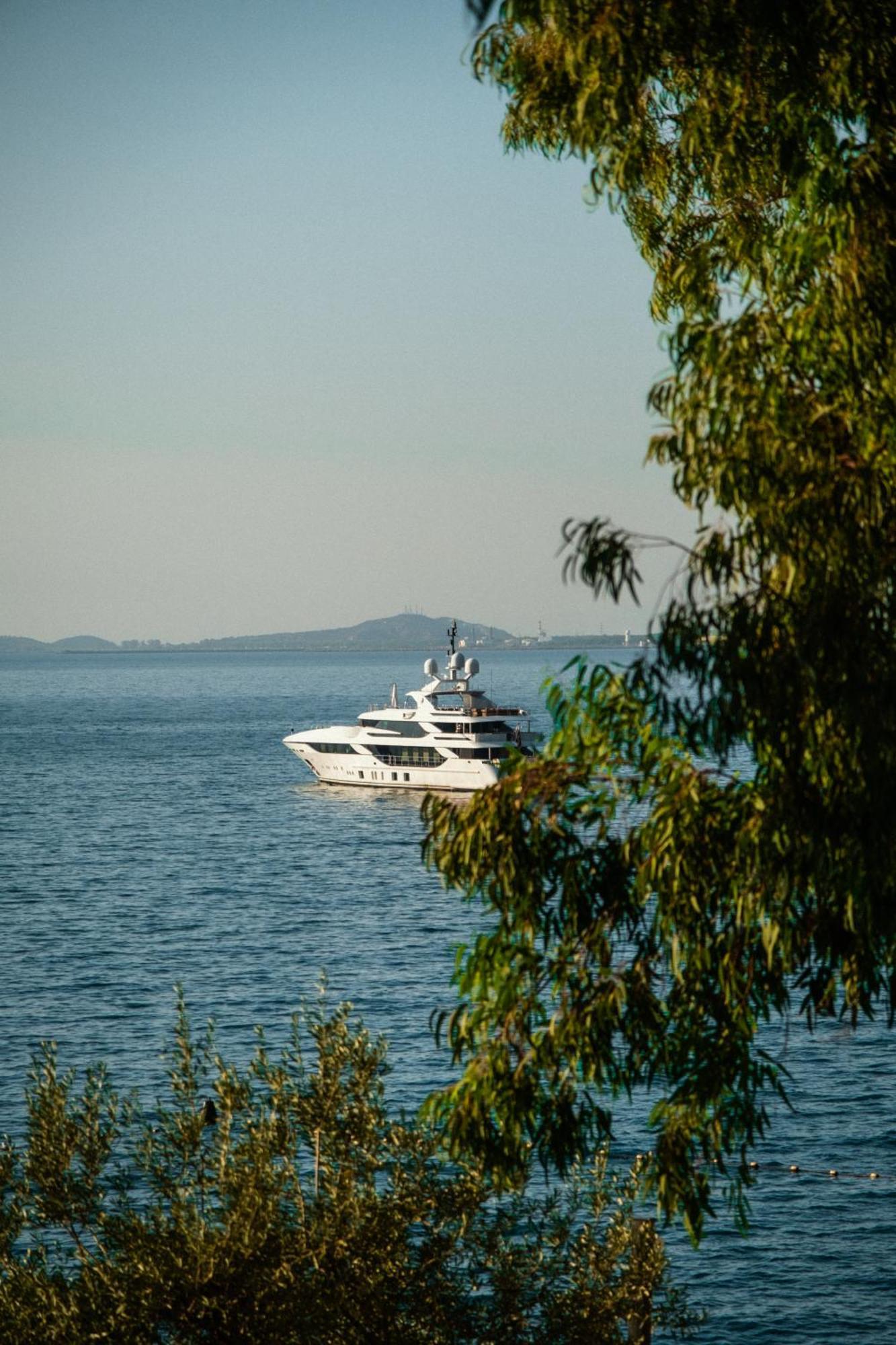 Maritim Resort Marina Bay Vlorë Exterior foto A yacht in the Gulf of Saint-Tropez