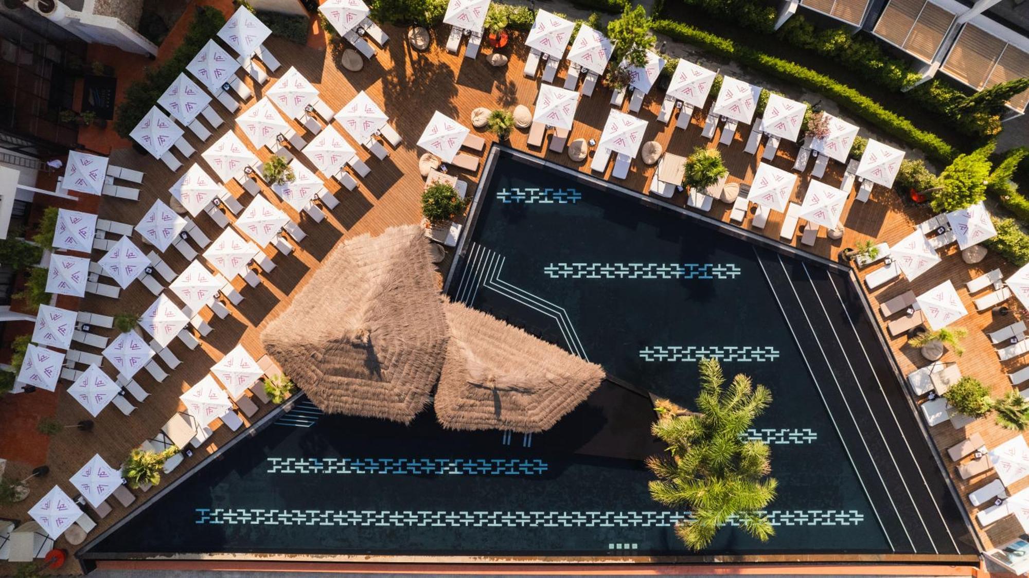 Maritim Resort Marina Bay Vlorë Exterior foto The rooftop pool at the Hotel