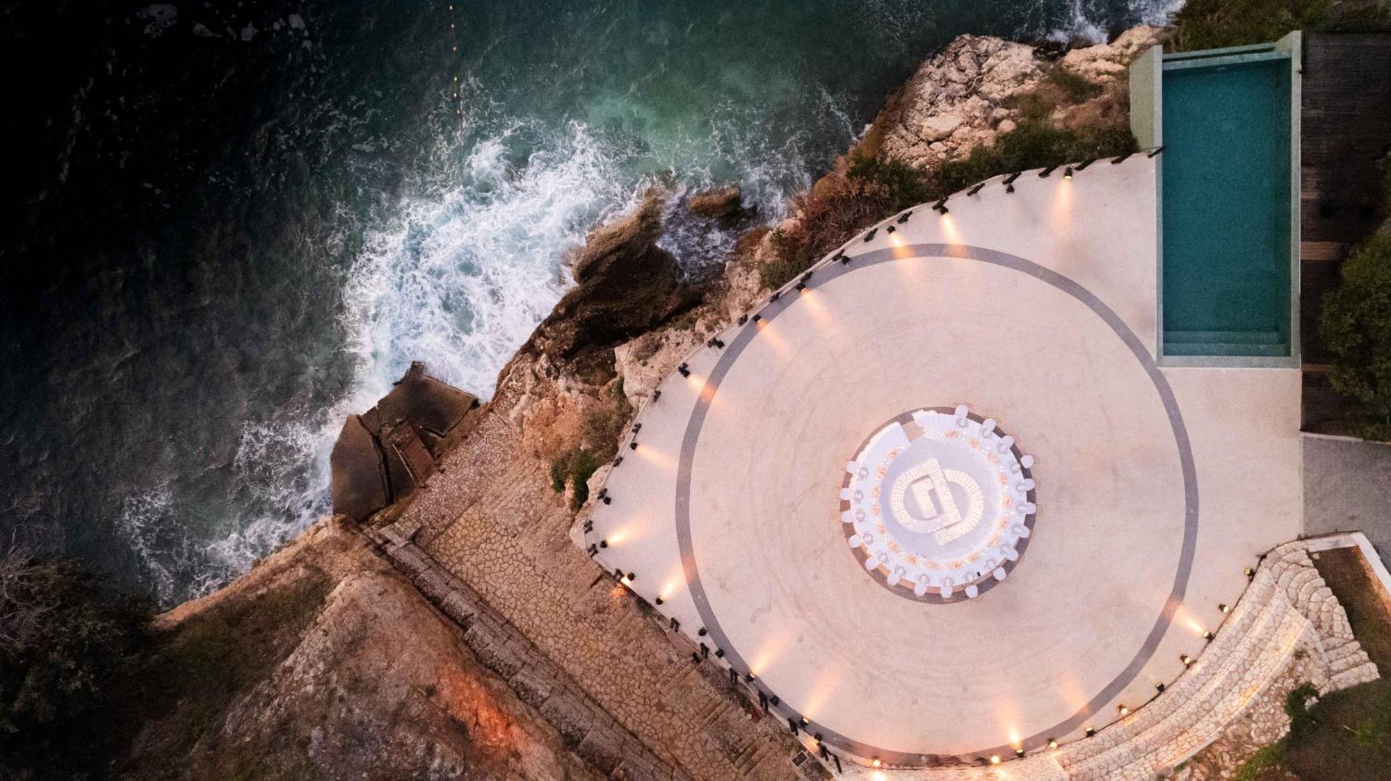 Maritim Resort Marina Bay Vlorë Exterior foto Aerial view of the temple