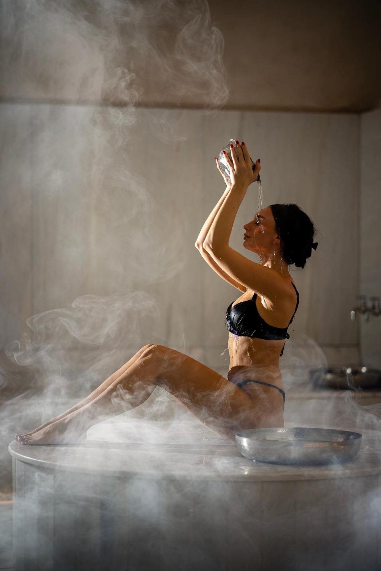 Maritim Resort Marina Bay Vlorë Exterior foto A woman in a steam room